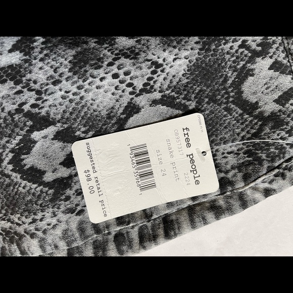 Women’s flare bottom snake print jeans. Size 24 - Picture 4 of 6